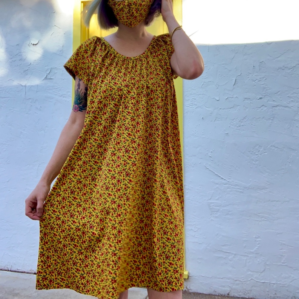 VTG 1970s Ditsy Floral Mini Dress with Face Mask - Picture 2 of 11